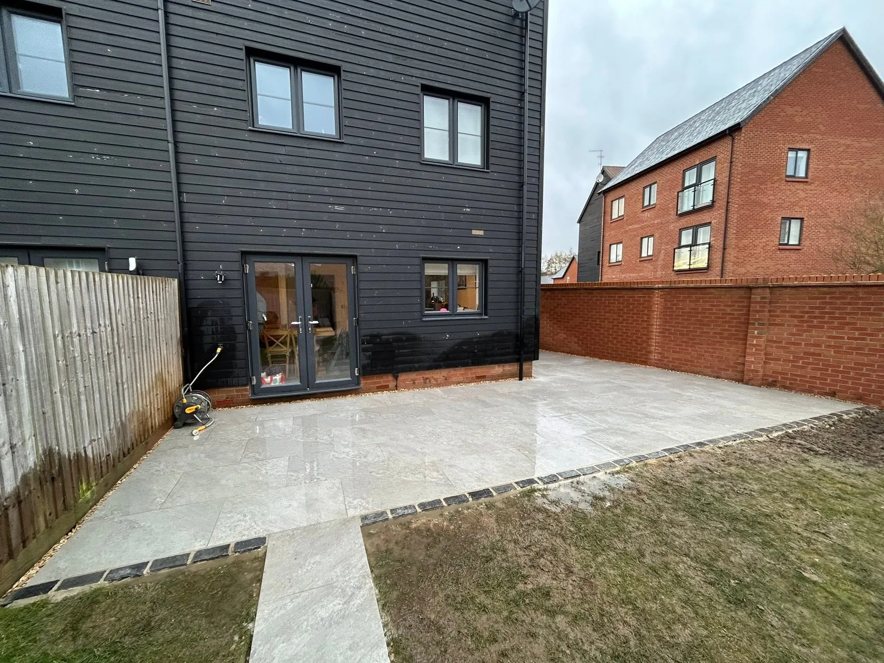 light porcelain patio new build garden reading - Porcelain Patio with Granite Sett Edging in Reading
